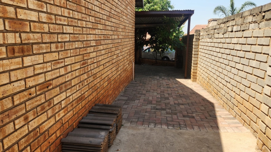 To Let 3 Bedroom Property for Rent in Tlhabane West North West